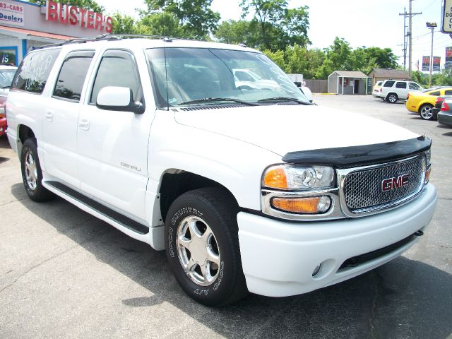 GMC Yukon XL 2003 photo 2