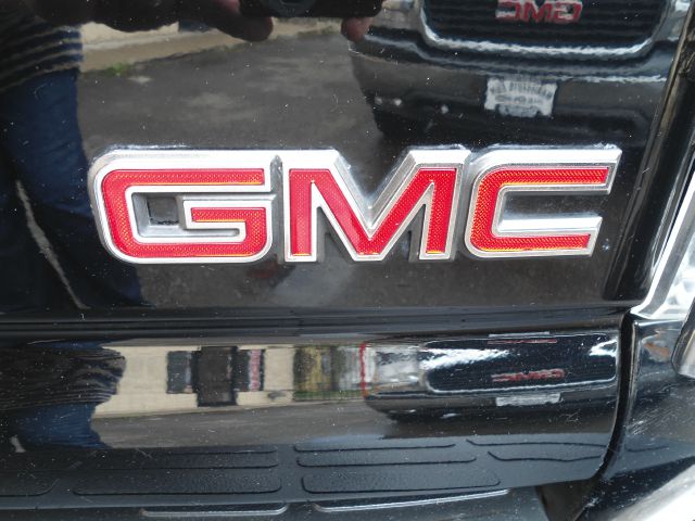 GMC Yukon XL 2003 photo 2