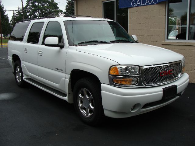 GMC Yukon XL 2003 photo 2