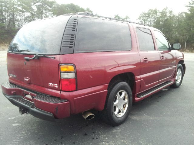 GMC Yukon XL 2004 photo 2