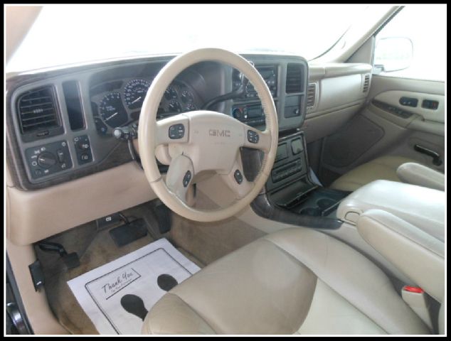 GMC Yukon XL 2004 photo 2