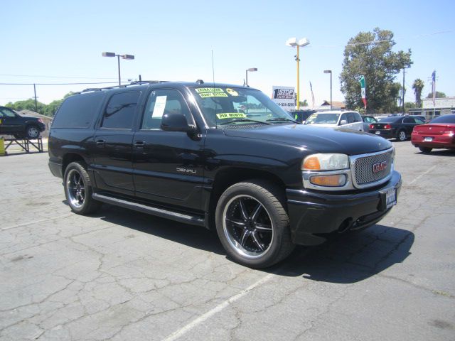 GMC Yukon XL 2004 photo 2