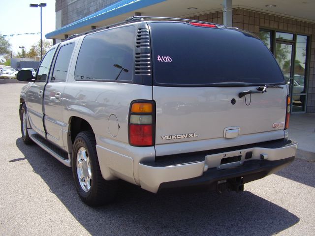 GMC Yukon XL 2004 photo 2