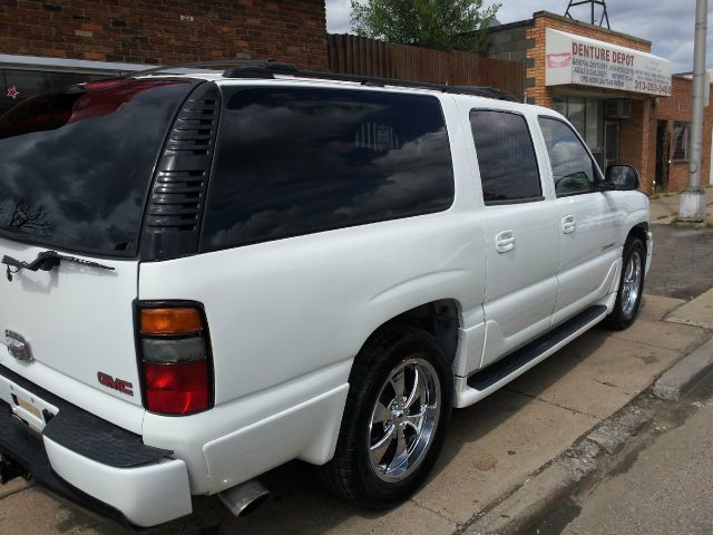 GMC Yukon XL 2004 photo 2