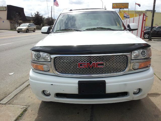 GMC Yukon XL 2004 photo 3