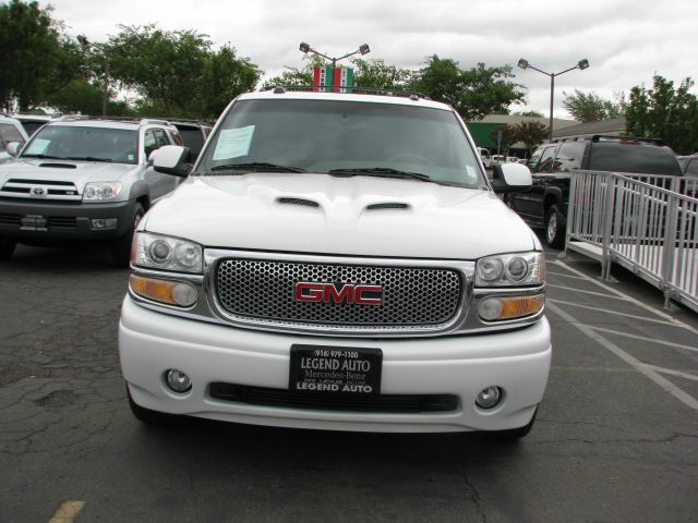 GMC Yukon XL 2004 photo 3