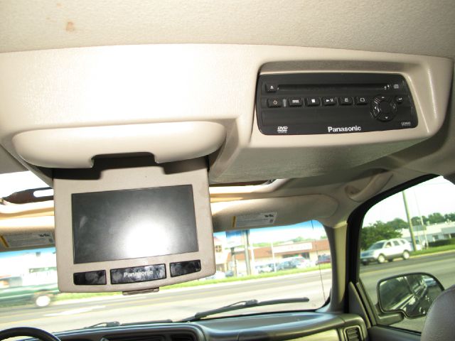 GMC Yukon XL 2004 photo 2