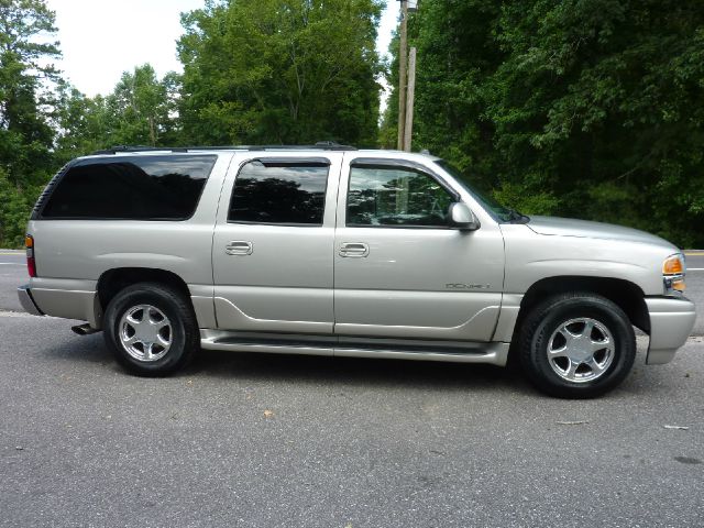 GMC Yukon XL 2004 photo 2