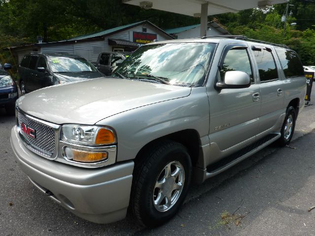 GMC Yukon XL 2004 photo 4