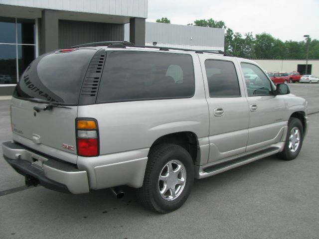 GMC Yukon XL 2004 photo 3