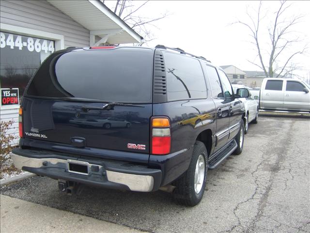 GMC Yukon XL 2004 photo 2