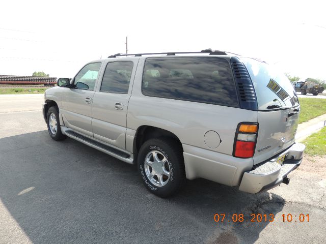 GMC Yukon XL 2004 photo 2