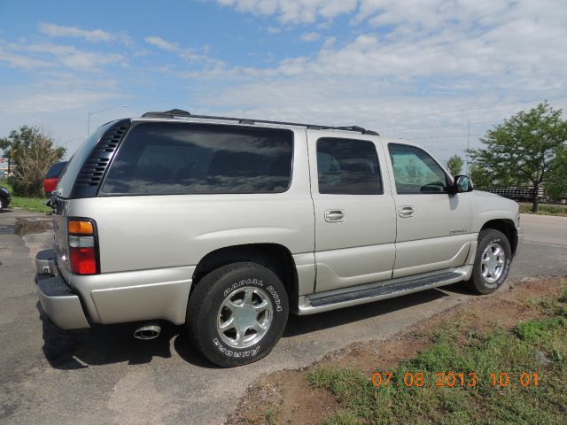 GMC Yukon XL 2004 photo 4