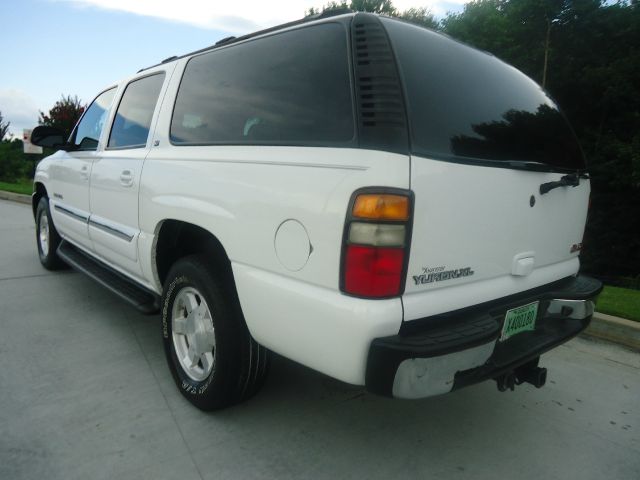 GMC Yukon XL 2004 photo 3