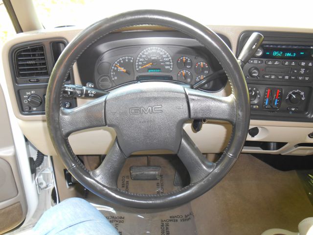 GMC Yukon XL 2004 photo 35