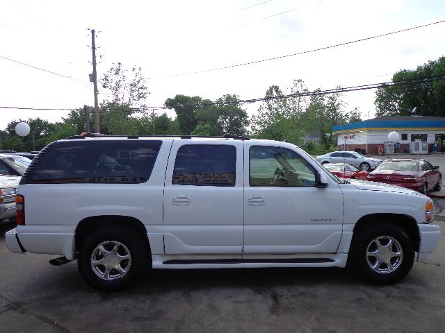 GMC Yukon XL 2004 photo 13