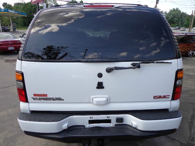 GMC Yukon XL 2004 photo 14