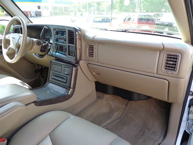 GMC Yukon XL 2004 photo 2