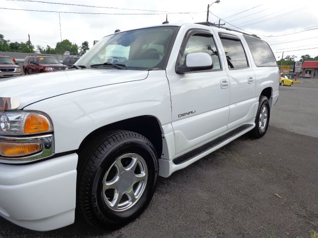 GMC Yukon XL 2004 photo 2