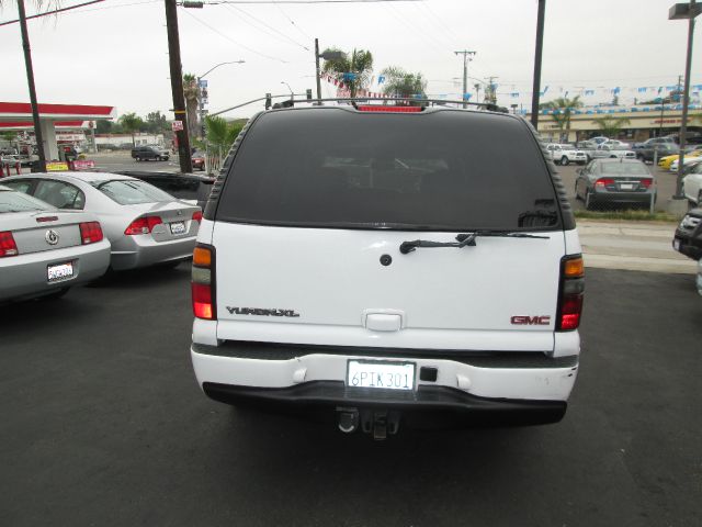 GMC Yukon XL 2004 photo 2