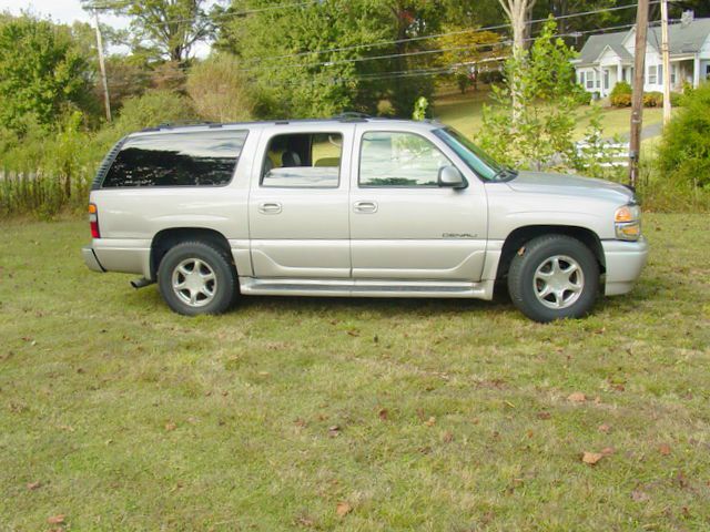 GMC Yukon XL 2005 photo 2