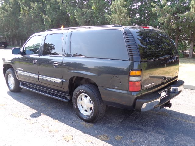 GMC Yukon XL 2005 photo 2