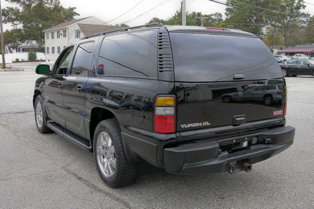 GMC Yukon XL 2005 photo 2