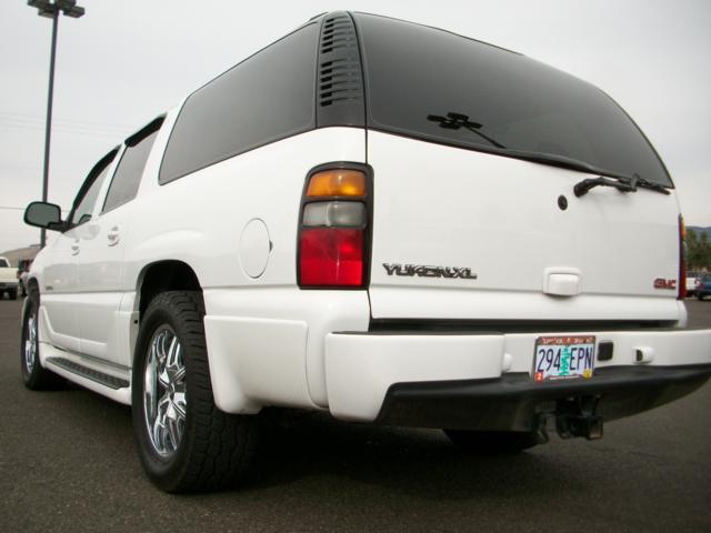 GMC Yukon XL 2005 photo 2