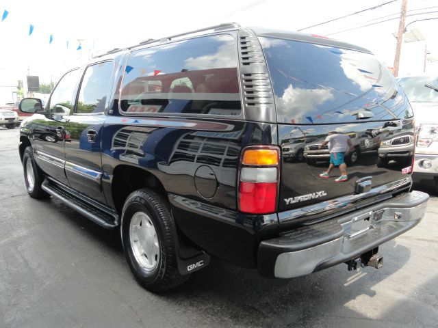 GMC Yukon XL 2005 photo 2