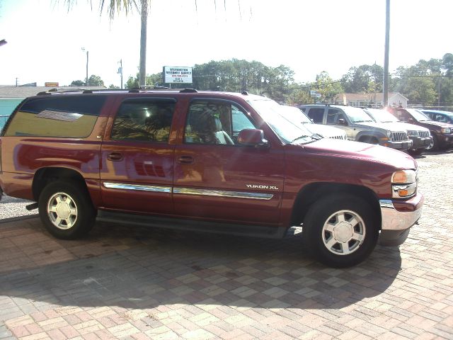 GMC Yukon XL 2005 photo 2