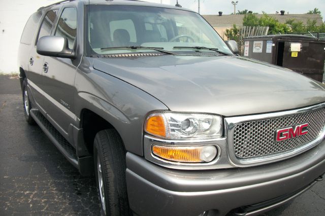 GMC Yukon XL 2005 photo 2