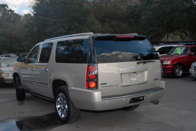 GMC Yukon XL 2010 photo 1