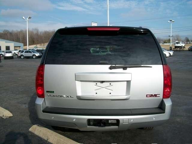 GMC Yukon XL 2010 photo 2