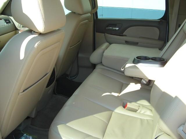 GMC Yukon XL 2010 photo 2