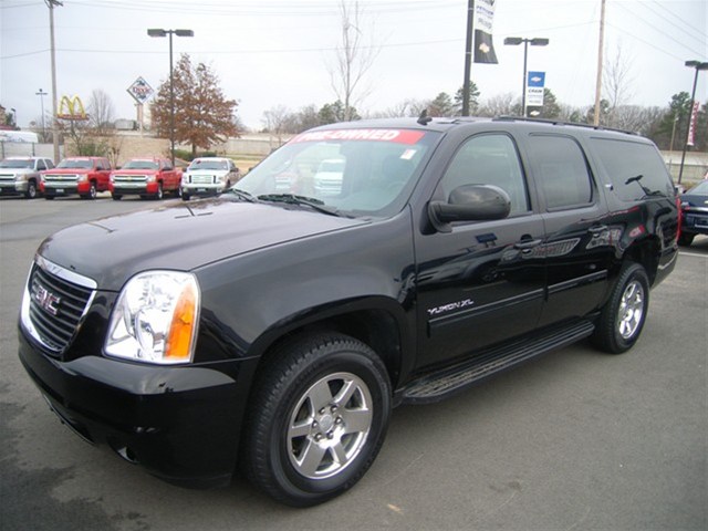 GMC Yukon XL 2011 photo 1