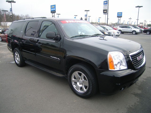 GMC Yukon XL 2011 photo 2