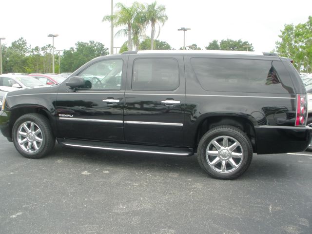 GMC Yukon XL 2011 photo 1