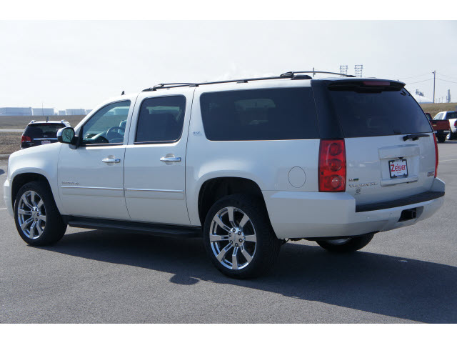 GMC Yukon XL 2011 photo 4