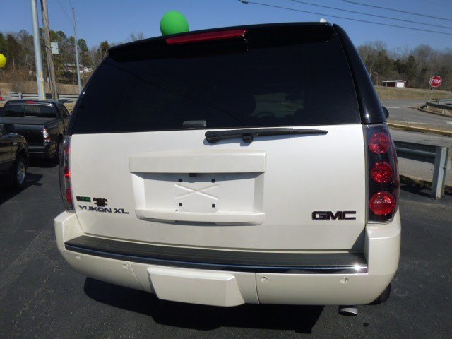 GMC Yukon XL 2011 photo 2