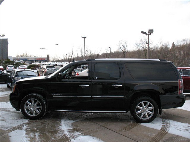 GMC Yukon XL 2011 photo 1