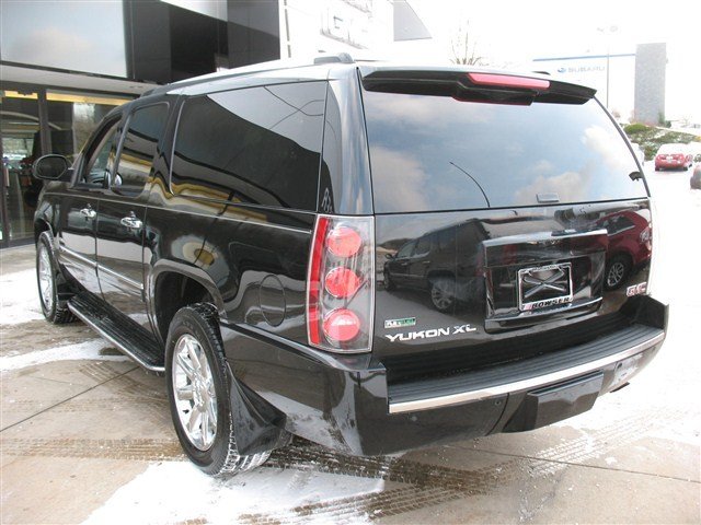 GMC Yukon XL 2011 photo 3