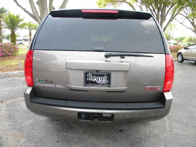 GMC Yukon XL 2011 photo 2