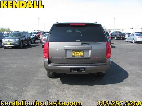 GMC Yukon XL 2011 photo 2