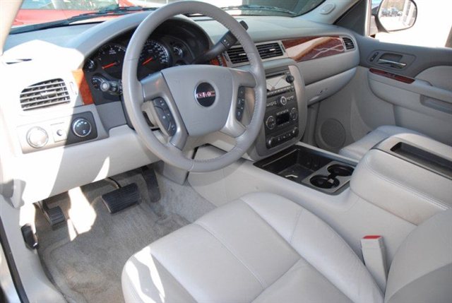 GMC Yukon XL 2011 photo 1