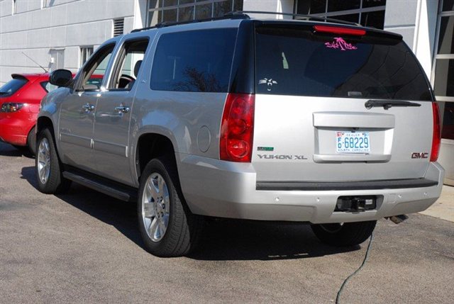 GMC Yukon XL 2011 photo 2