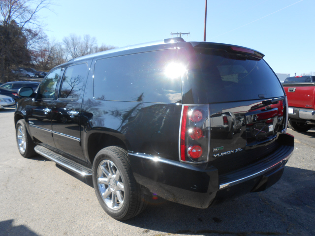 GMC Yukon XL 2011 photo 1