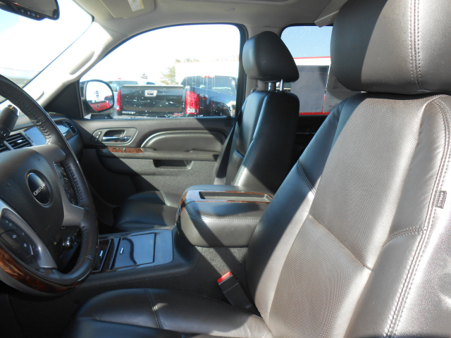 GMC Yukon XL 2011 photo 2