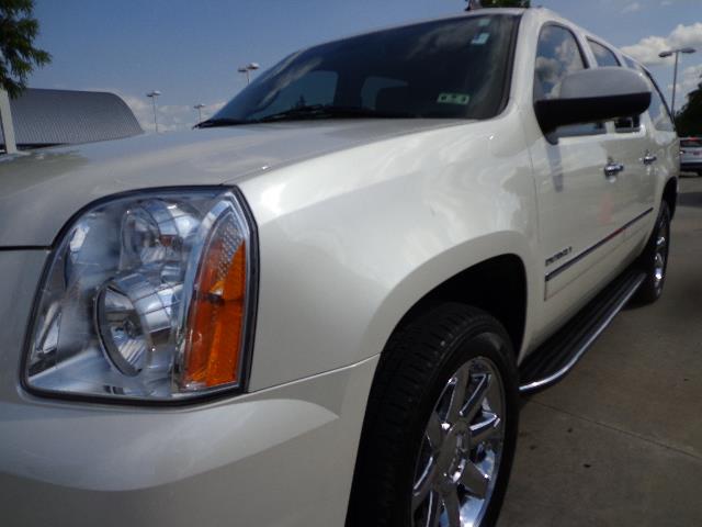 GMC Yukon XL 2011 photo 16