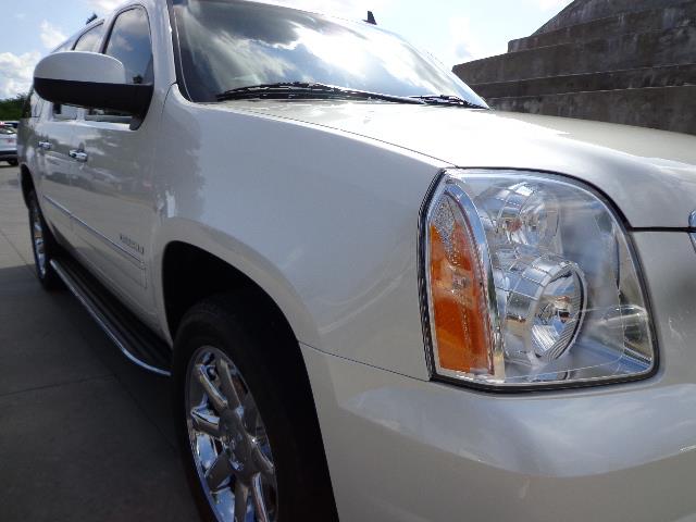 GMC Yukon XL 2011 photo 9