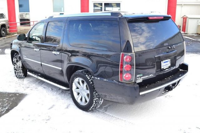 GMC Yukon XL 2011 photo 2